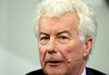 Ken Follett sieht keinen Widerspruch zwischen Luxus und Links-Sein