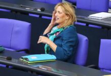 Prien lässt Förderprogramm "Demokratie leben" umbauen