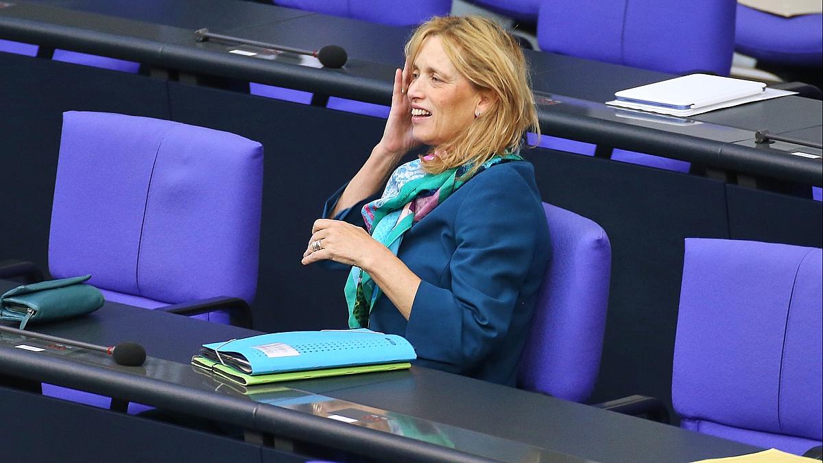 Prien lässt Förderprogramm "Demokratie leben" umbauen