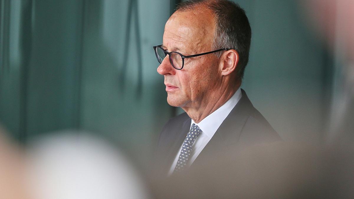 Forsa: AfD büßt leicht ein - Zufriedenheit mit Merz sinkt weiter