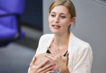 Grünen-Angeordnete hält Rede mit Baby im Bundestag