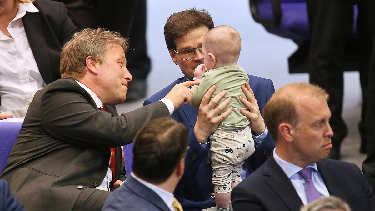 Babys im Bundestag: Klöckner will Abgeordneten mit Kind helfen