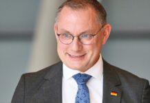 Chrupalla wirft Merz in "Stadtbild"-Debatte Doppelmoral vor Chrupalla wirft Merz in "Stadtbild"-Debatte Doppelmoral vor