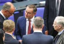 Infratest: Union in der Sonntagsfrage wieder knapp vor AfD