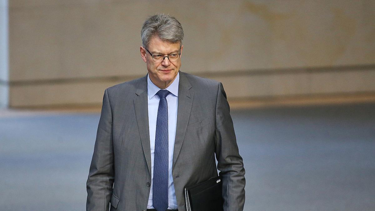 Schnieder sagt Millionenförderung für strombasierte Kraftstoffe zu