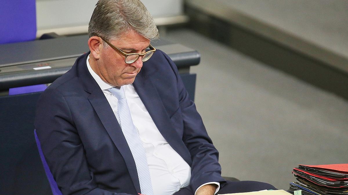 Anhaltende Kritik an Weimer wegen Gipfel und Interessenkonflikten