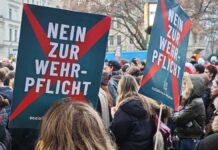 Junge Leute protestieren in vielen Städten gegen neuen Wehrdienst