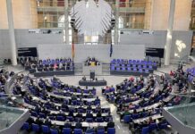 Knigge-Chef mahnt besseres Benehmen im Bundestag an