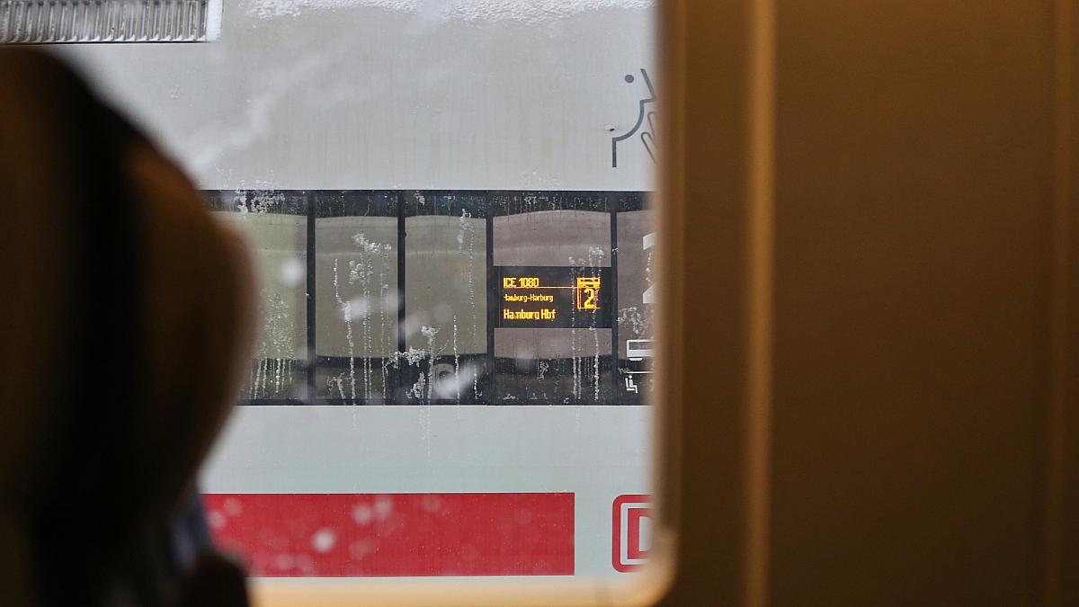 Bahnverkehr wegen Wintereinbruch heftig gestört