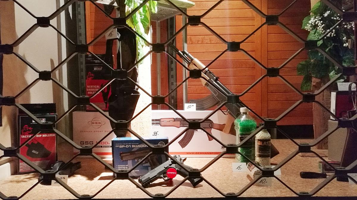 Ministerium: Rechtsextremisten besitzen Tausende legale Waffen