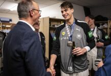 Merz gratuliert deutschen Handballern in der Kabine