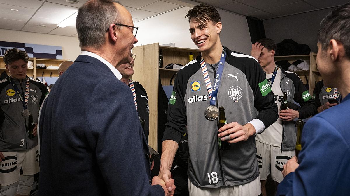 Merz gratuliert deutschen Handballern in der Kabine