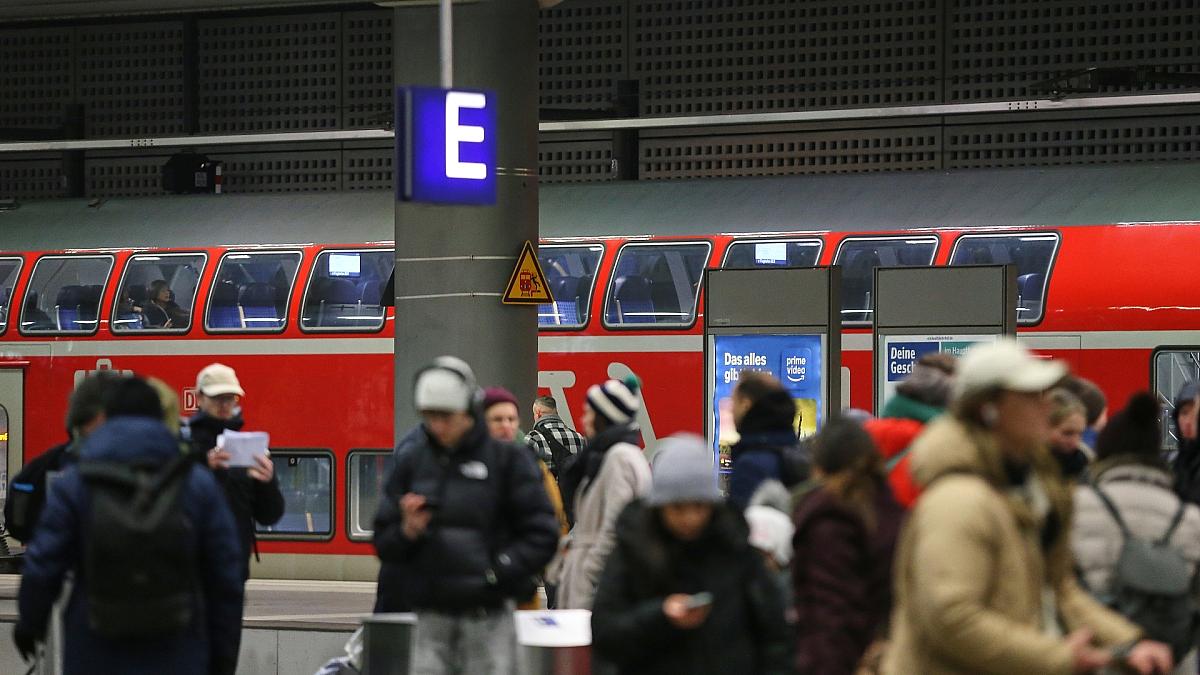 Polizeigewerkschaft für Deutschlandticket mit Passfoto