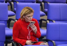 Klöckner gegen Handy-Verbot und Kleiderordnung im Bundestag