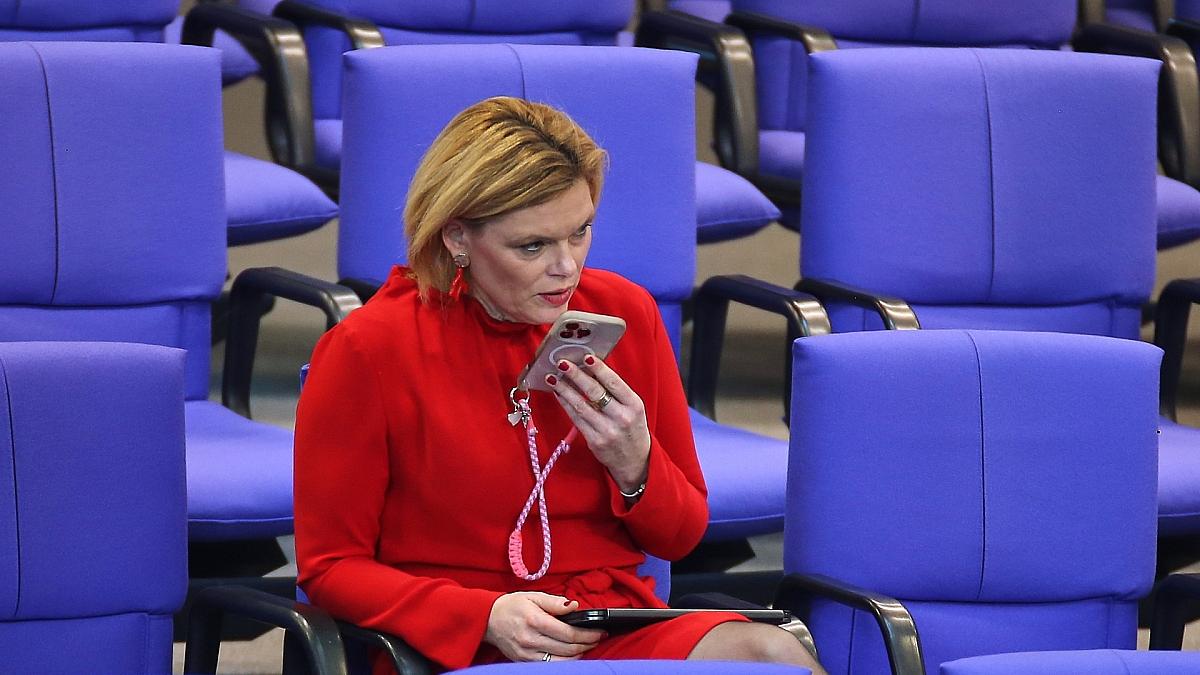 Klöckner gegen Handy-Verbot und Kleiderordnung im Bundestag